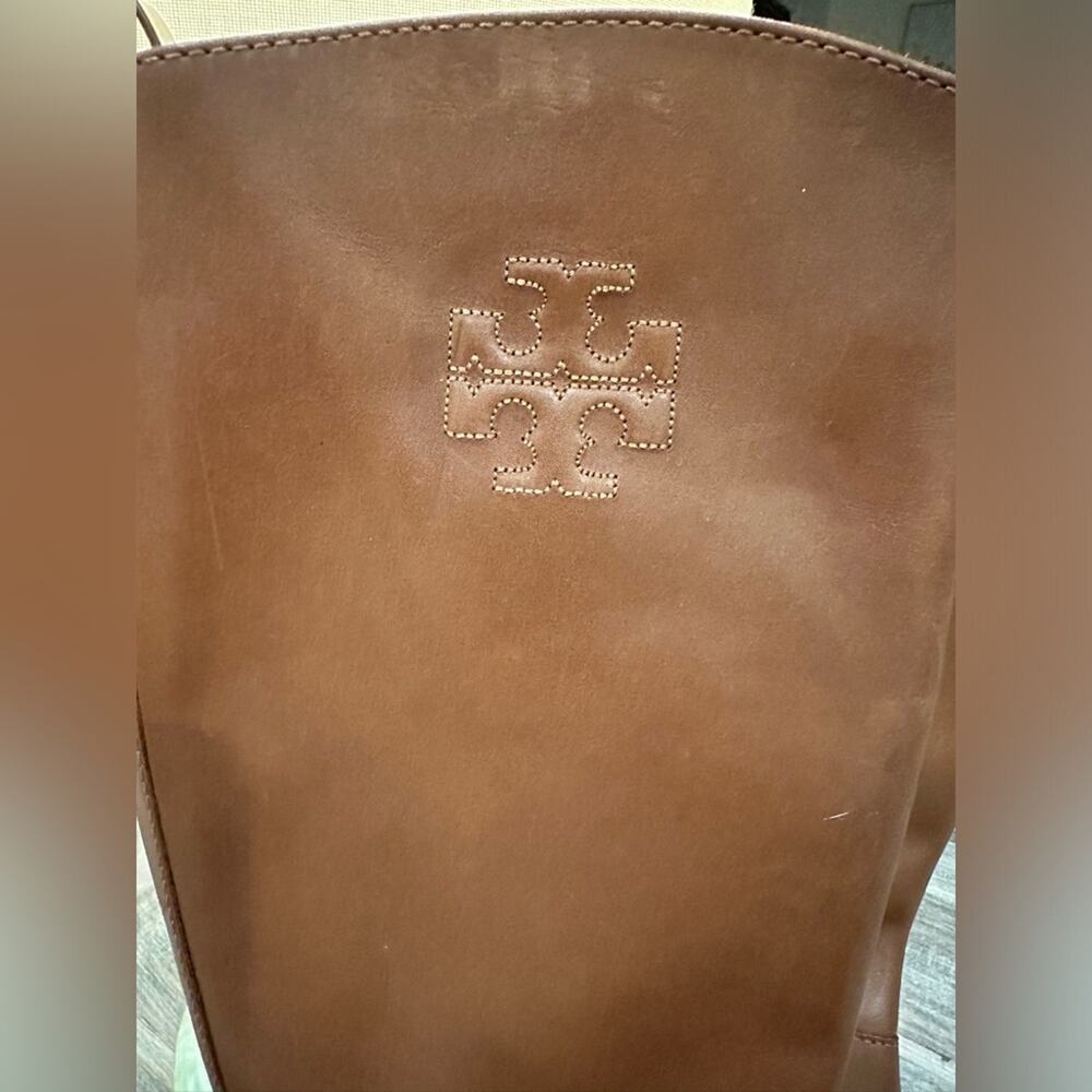 Tory Burch LOGO-EMBOSSED TALL LEATHER BOOTS - Picture 4 of 14